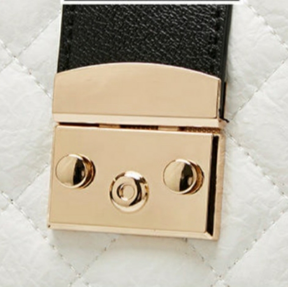 BLACK AND WHITE HANDBAG WITH GOLD CHAIN STRAPS (KELOLADS) BRAND SIZE 35'… - Picture 10 of 11